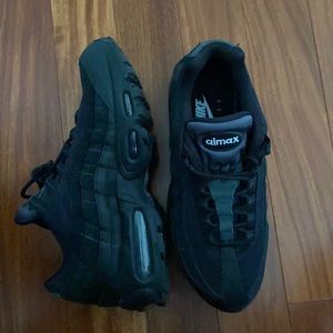 Black Nike AiMax